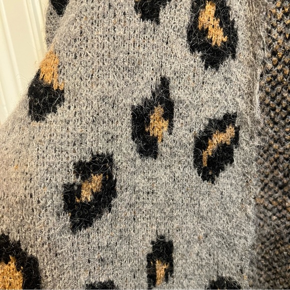 Gray Leopard Print Cozy Sweater size S/M - Picture 6 of 6